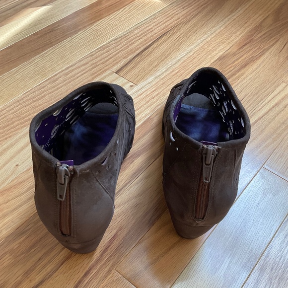 VANELI Laser cut out Peep Toe Booties, Size 10 - Picture 4 of 8